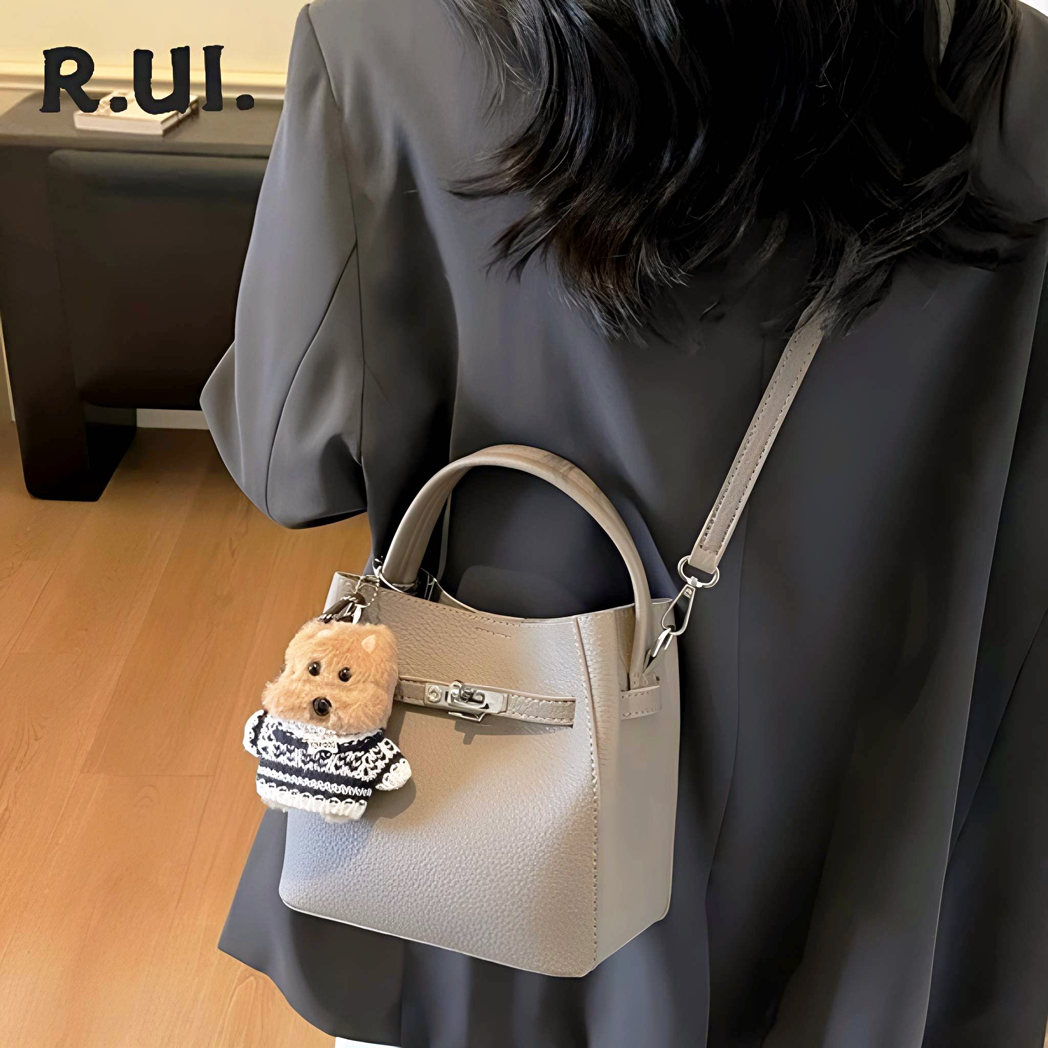 轻奢小众单肩包水桶包女2026新款简约高级感通勤手提包单肩斜挎包