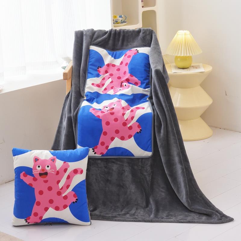 卡通印花折叠抱枕被两用毯子二合一加厚车载客厅沙发空调毯披肩毯
