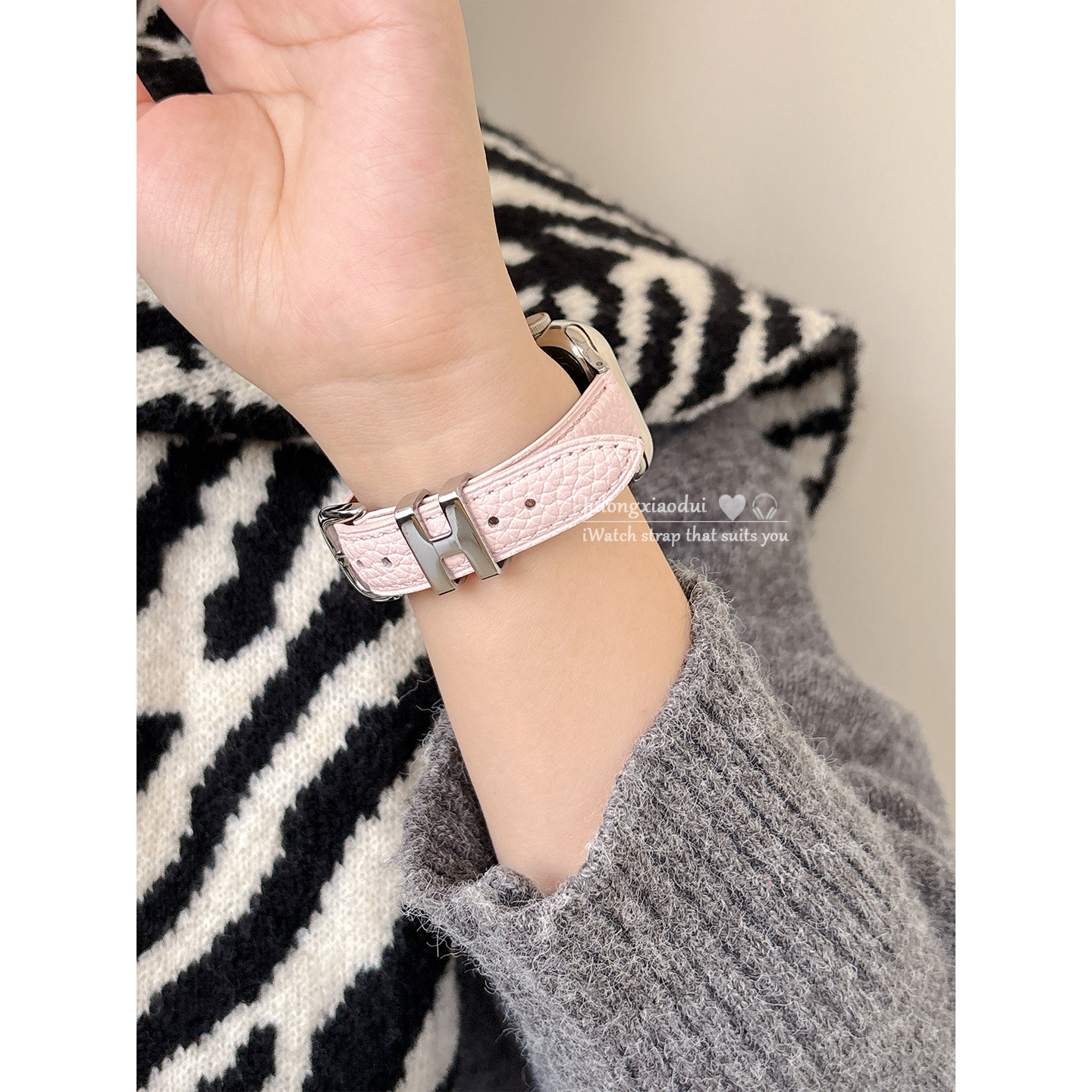 适用applewatchS11/10韩系金属H扣荔枝纹皮质表带苹果手表ultra3/2女款闺蜜iwatch9/8/7/6新款休闲百搭SE腕带
