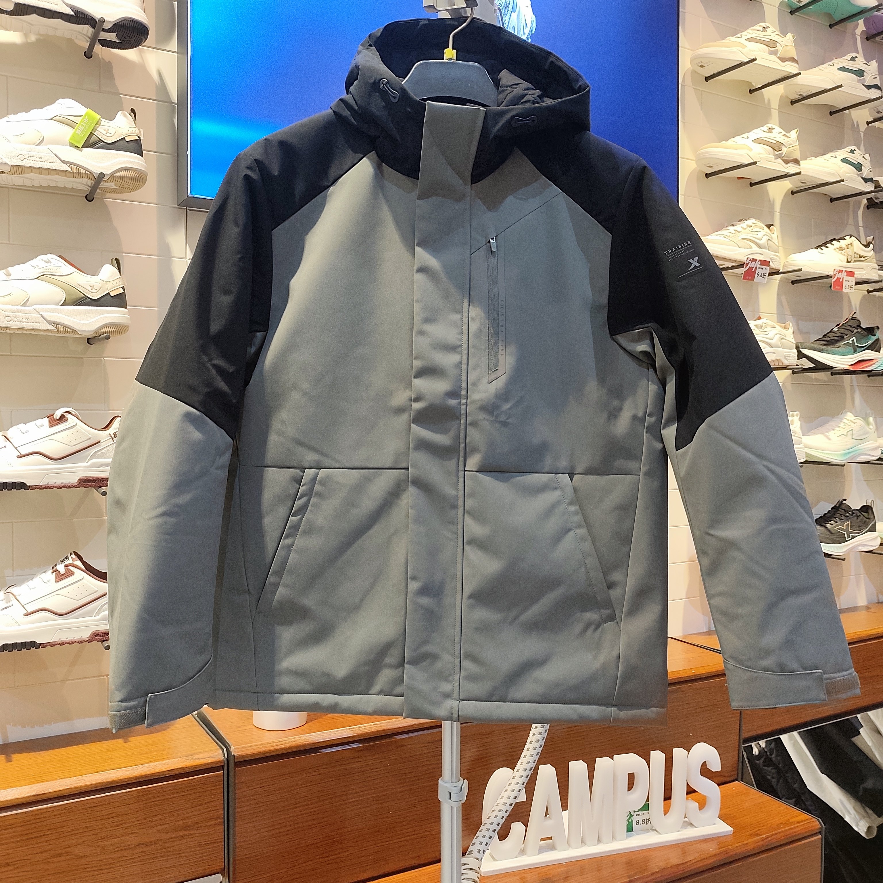 特步运动薄棉服男2025冬季新款防风保暖连帽棉衣外套975429170004