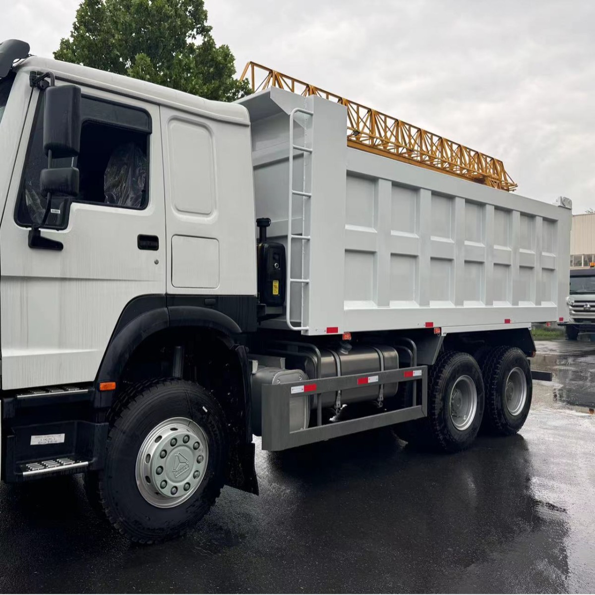 出口安哥拉加蓬20-30吨中国重汽豪沃6x4大泵发动机自卸翻斗车