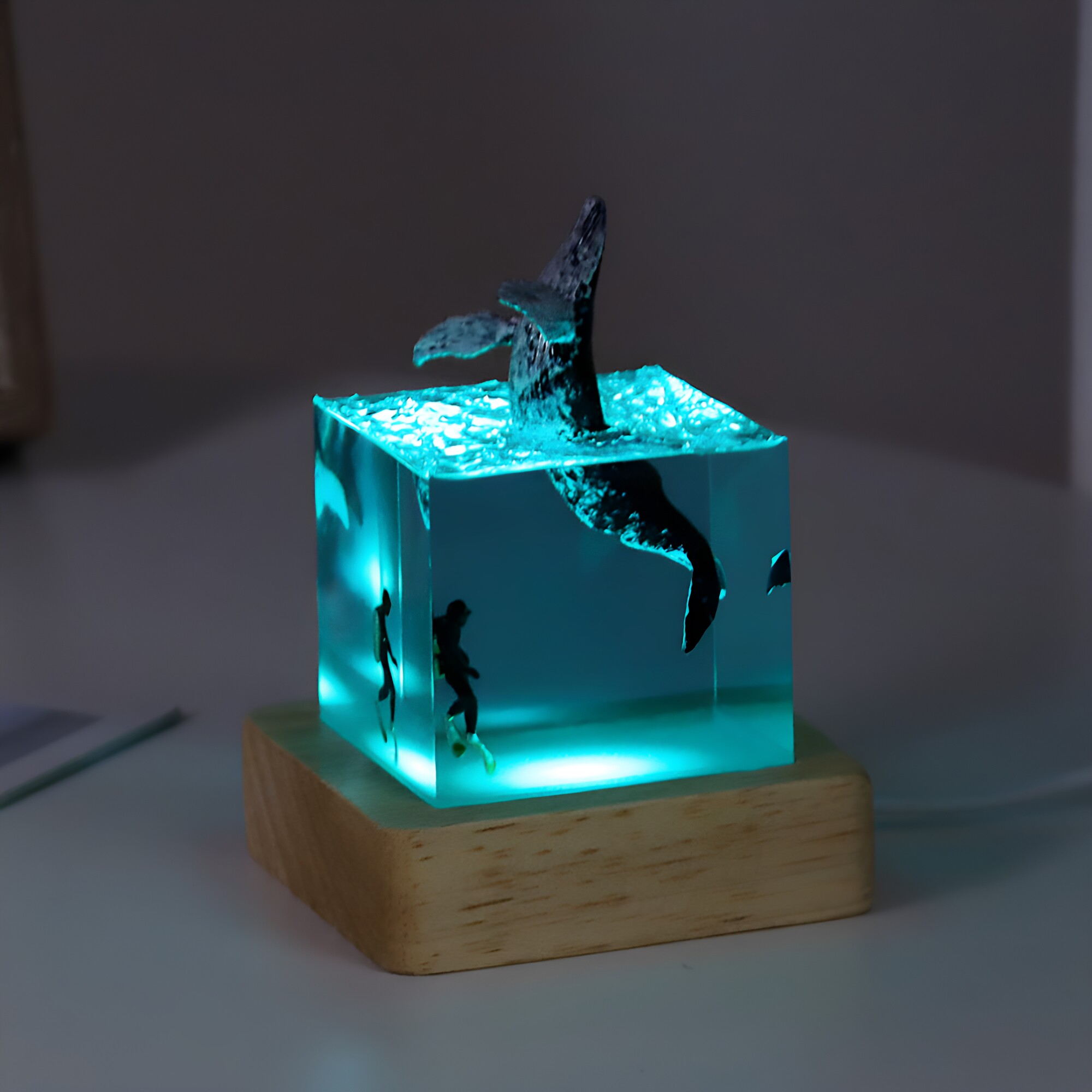 海洋鲸鱼透明树脂滴胶摆件LED夜光桌面装饰品个性纪念礼品治愈系