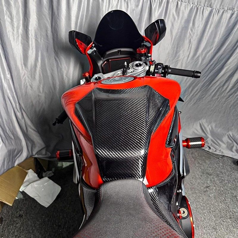 适用钱江赛921改装碳纤维配件加C高油箱罩防刮防护油箱盖外壳配件