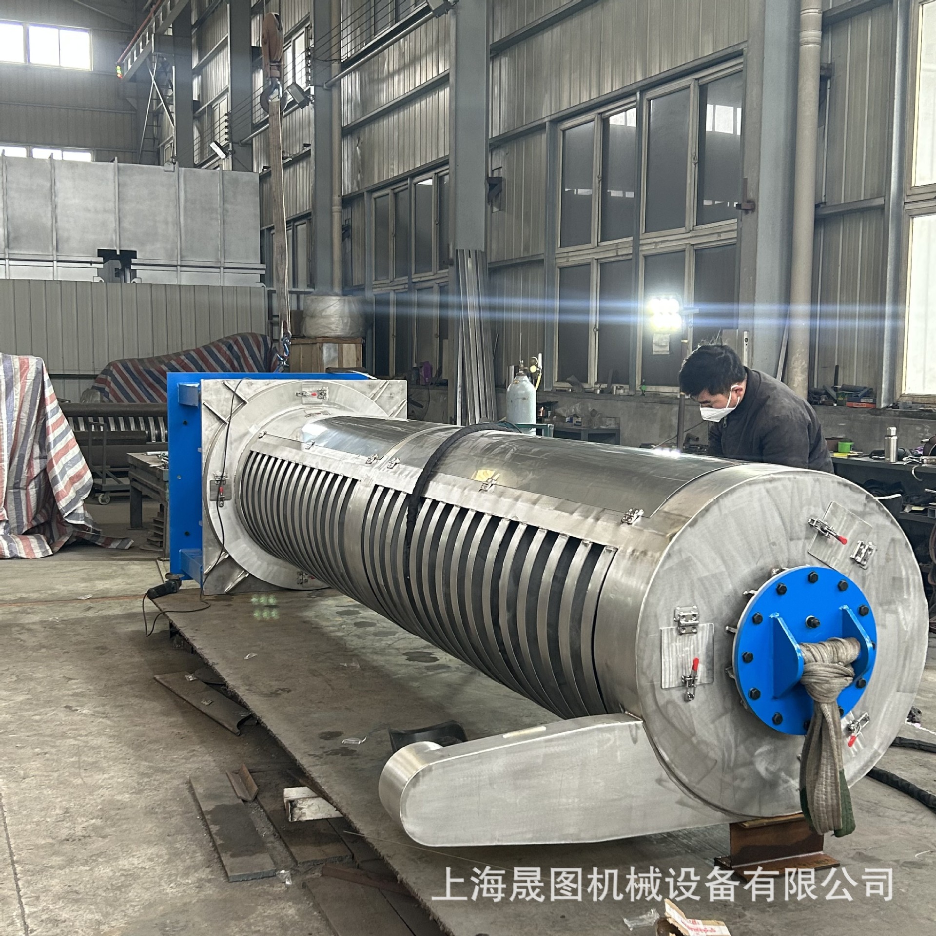 晟图锂电材料振动提升机 全封闭降温垂直输送设备 占地小 安装便