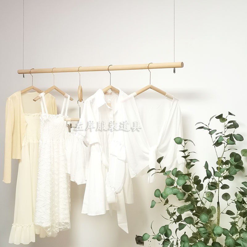 服装店钢丝实木悬挂衣杆上墙吊顶侧挂展示架简约麻绳吊挂橱窗吊杆