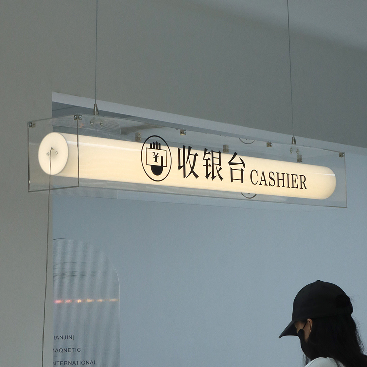 双层亚克力顶挂发光灯箱定制