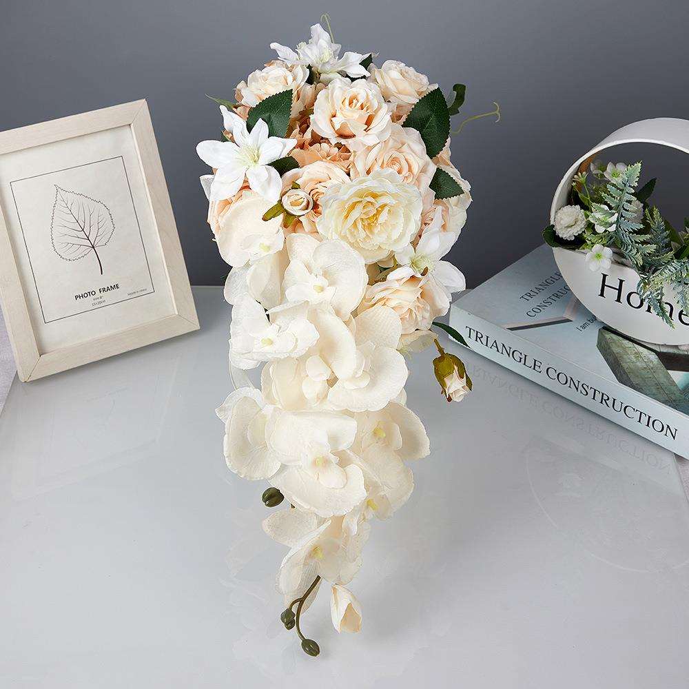 香槟色水滴手捧花高级感玫瑰蝴蝶兰新娘手拿捧花婚礼户外拍照道具
