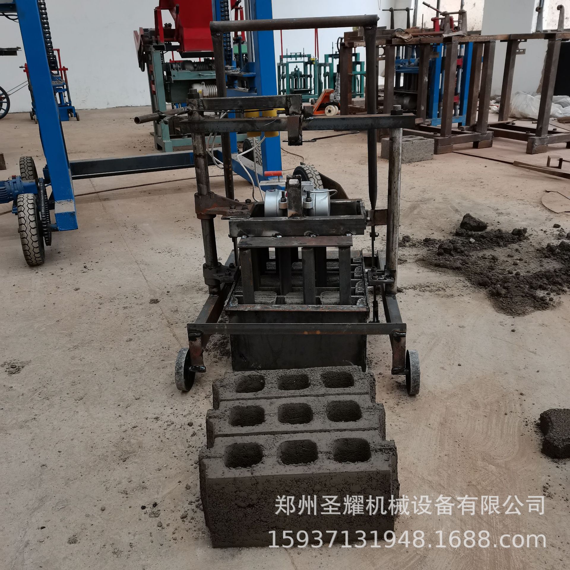 阿坝州小型免托板移动式制砖机