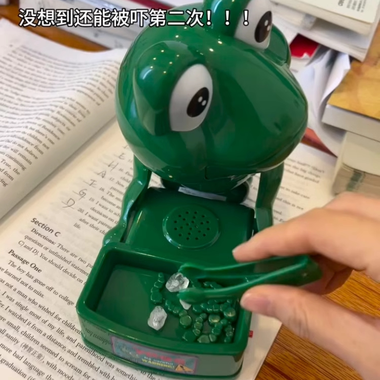 电动青蛙整蛊咬手亲子对碰礼品