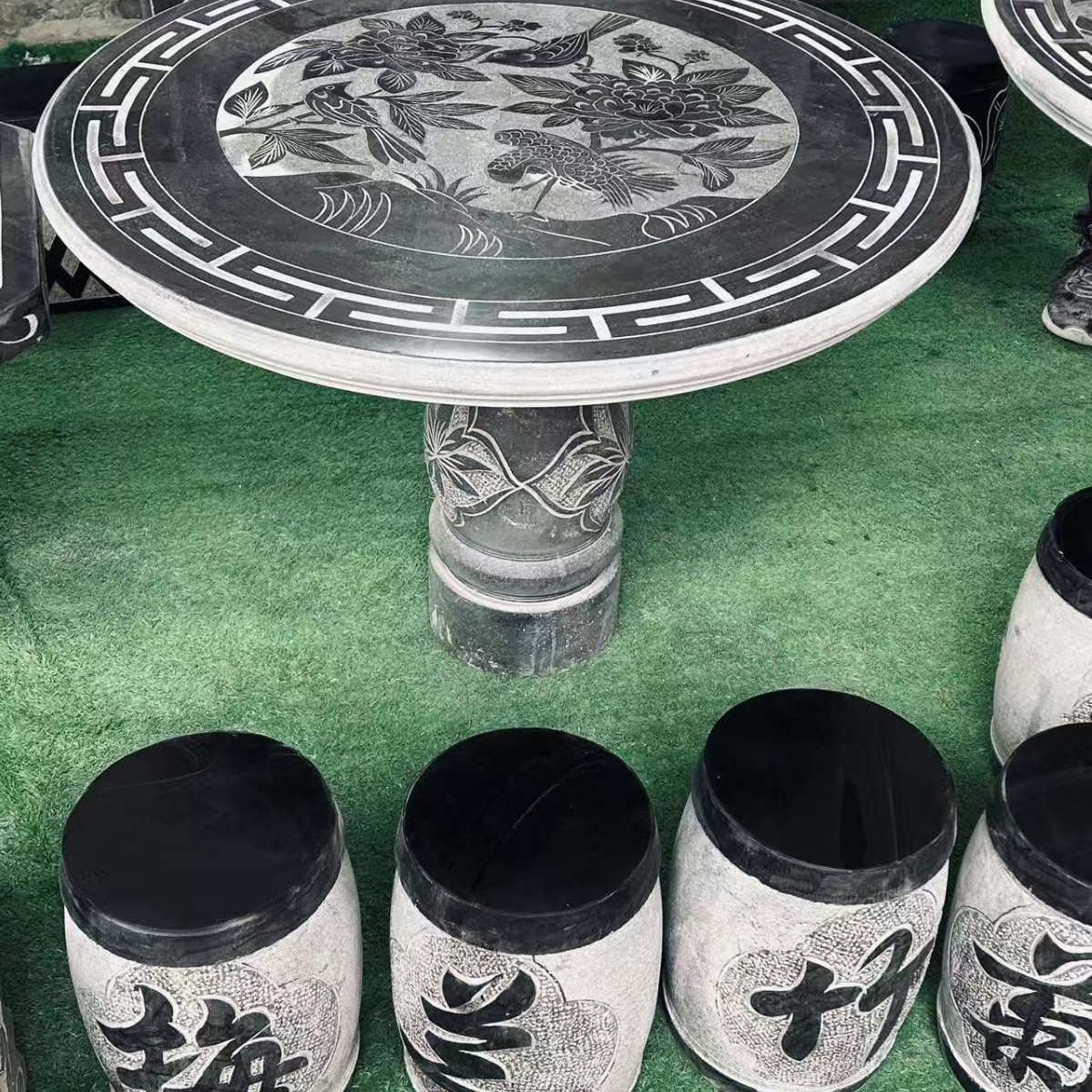 厂家直销青石雕刻石桌凳园林公园户外圆桌青石庭院别墅棋盘石桌