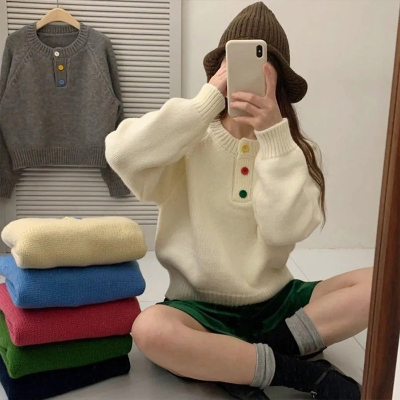 彩色纽扣点缀半开圆领套头毛衣