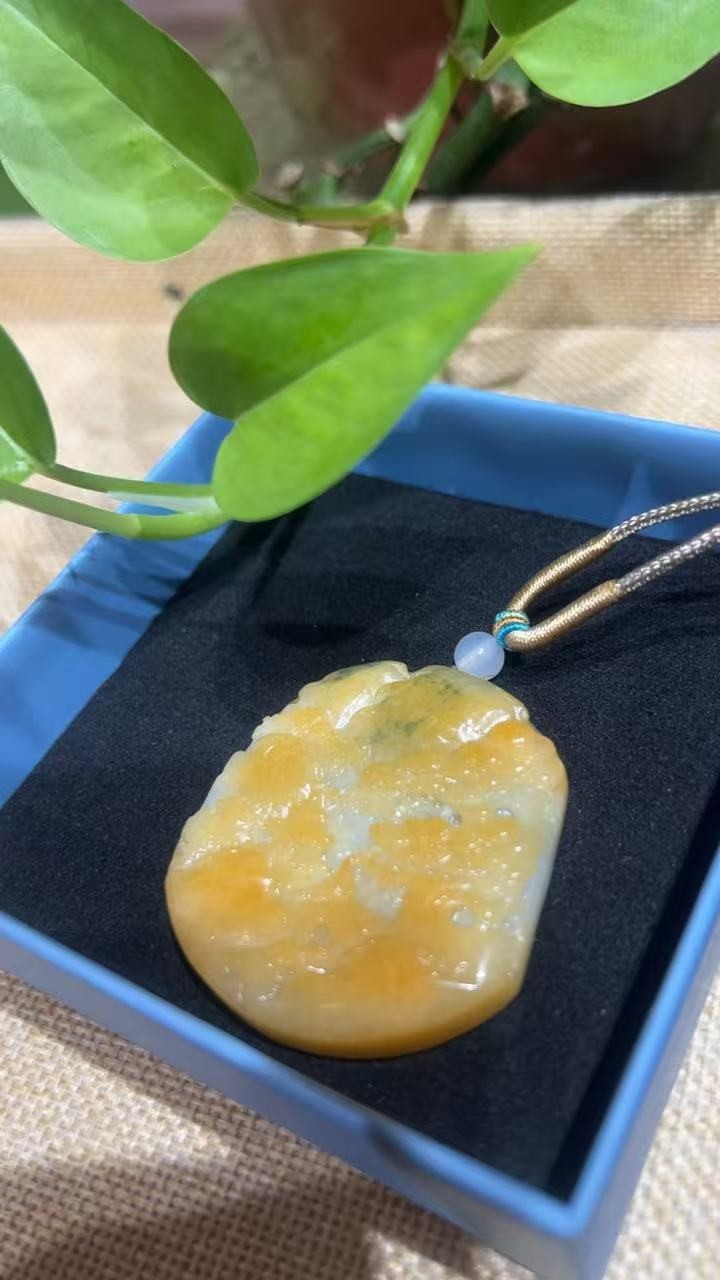 天然缅甸翡翠冰黄山水牌
