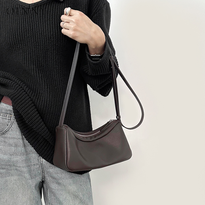 【秋冬新款现货爆款】oinny质感法式高级感枕头包斜挎女包5816-1