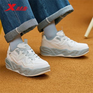 女鞋 运动鞋 2025冬季 厚底街头休闲板鞋 女975418310026 新款 特步板鞋