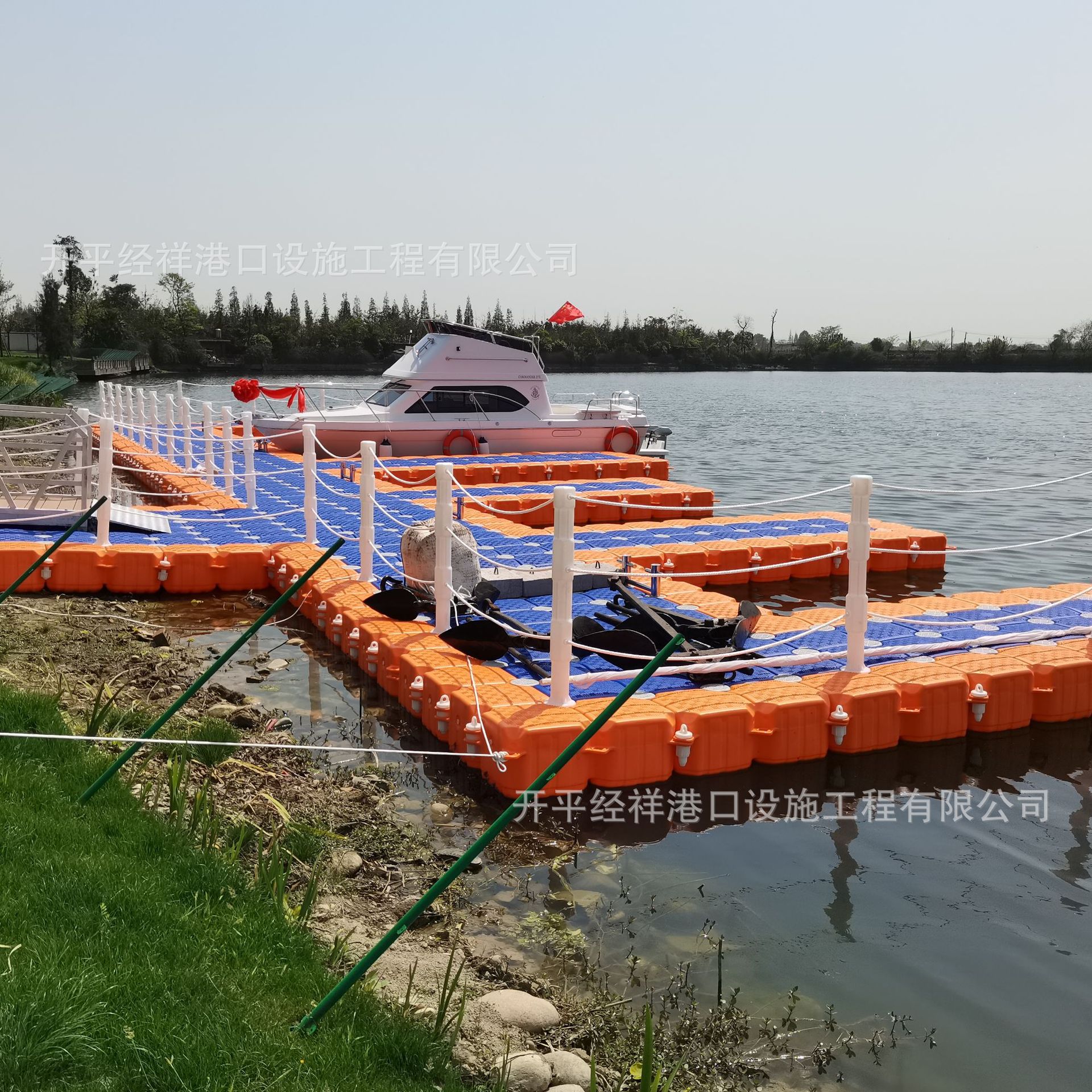 水上浮筒平台漂浮桶浮动码头靠岸走道浮桥皮划艇塑料浮箱游艇码头