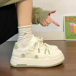真皮抹茶绿鞋子女款春季2026新款百搭爆款厚底小白鞋休闲小花板鞋