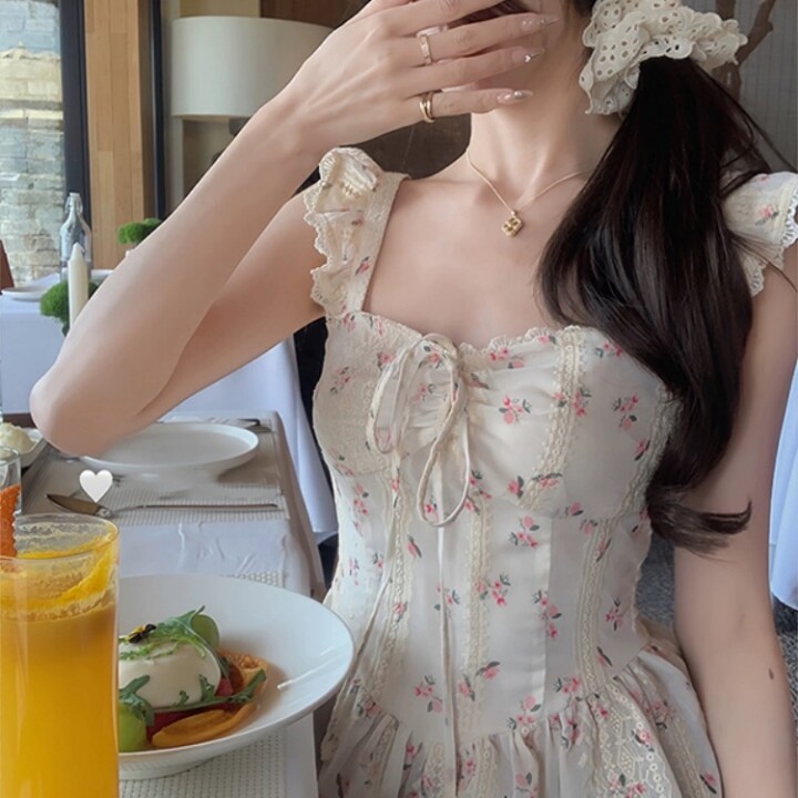 杏色碎花系带小飞袖方领衬衫女夏季法式甜美小众修身短款绝美上衣