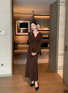 Maven Lin 时髦之选 咖色V领长袖针织连衣裙女修身优雅打底鱼尾裙