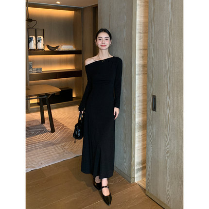 Maven Lin 黑色气质一字肩连衣裙女秋冬长袖斜肩设计感打底长裙