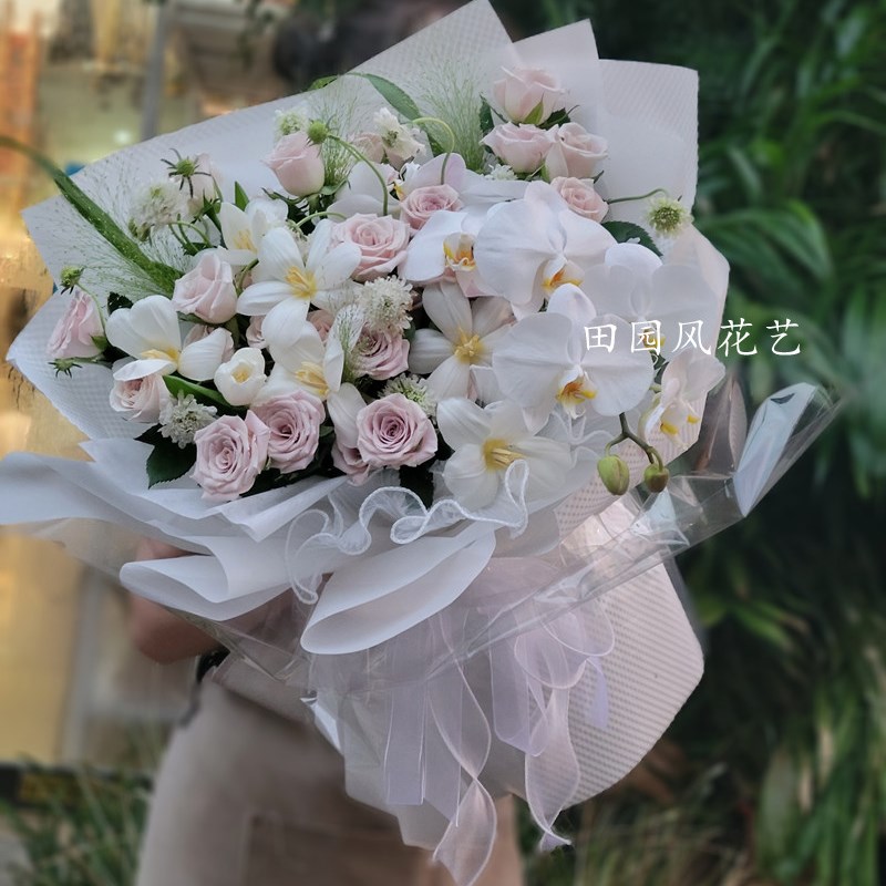 速发曼专蝴蝶兰郁金香白色系花束西安雁塔碑师高新莲湖花店教林节