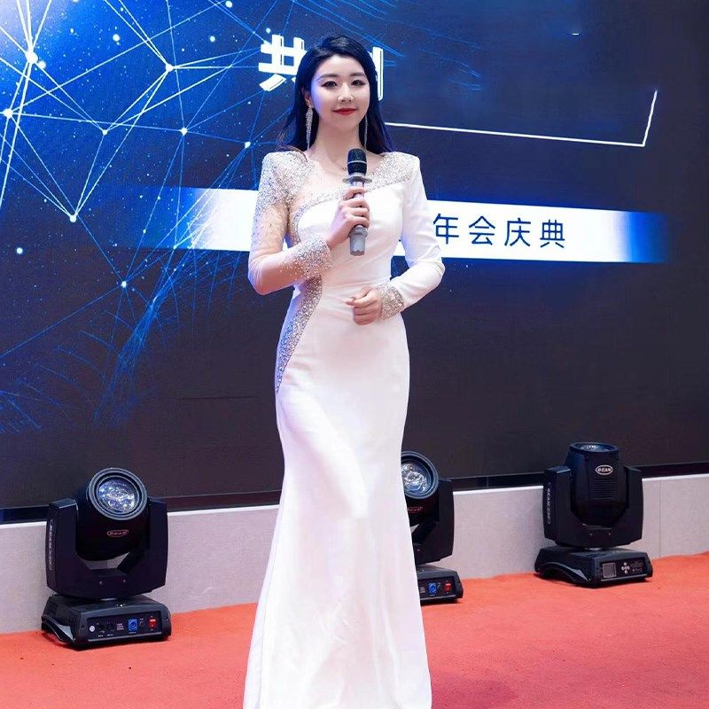 主持人端庄大气晚礼服裙高端轻奢小众白色长袖年会气质指挥演出服