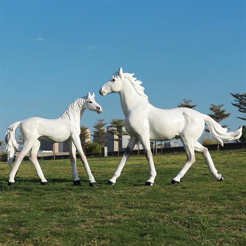 户外大型仿真马雕塑园林景观农场草坪落地装饰玻璃钢骏马模型摆件