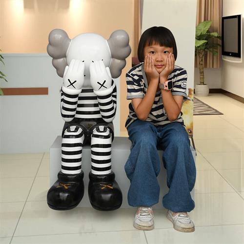 坐姿kaws摆件商场美陈网红店拍照打卡装饰品芝麻街公仔暴力熊雕塑