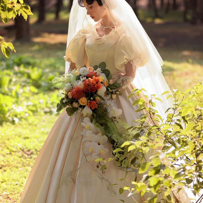 泡泡袖宫廷复古主婚纱2025新款新娘缎面大码小个子轻纱出门纱影楼