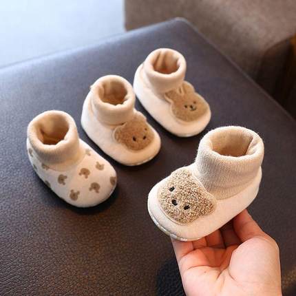 新生儿春秋冬季宝宝袜鞋软底0--6月保暖室内不掉婴儿鞋1岁男女宝