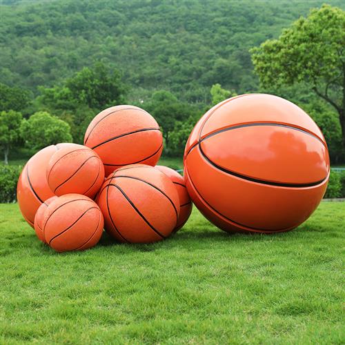 户外操场仿真羽毛球足球雕塑学校体育场草坪篮球排球网球模型摆件