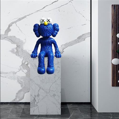大号网红KAWS雕塑网红芝麻街坐姿玻璃钢卡瓦斯商业中心品牌店公仔