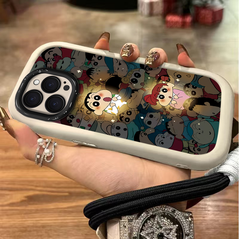 适用苹果15Pro手机壳14plus硅胶卡通iphone13创意12mini时尚11蜡笔小新xsmax情侣8全包7保护套6s防摔se23软潮