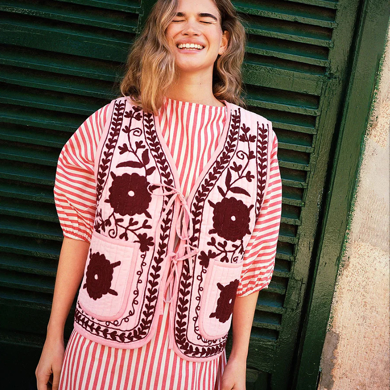 Sissel Edelbo  独特生动苏扎尼刺绣Honey马甲兼具实用性与装饰感