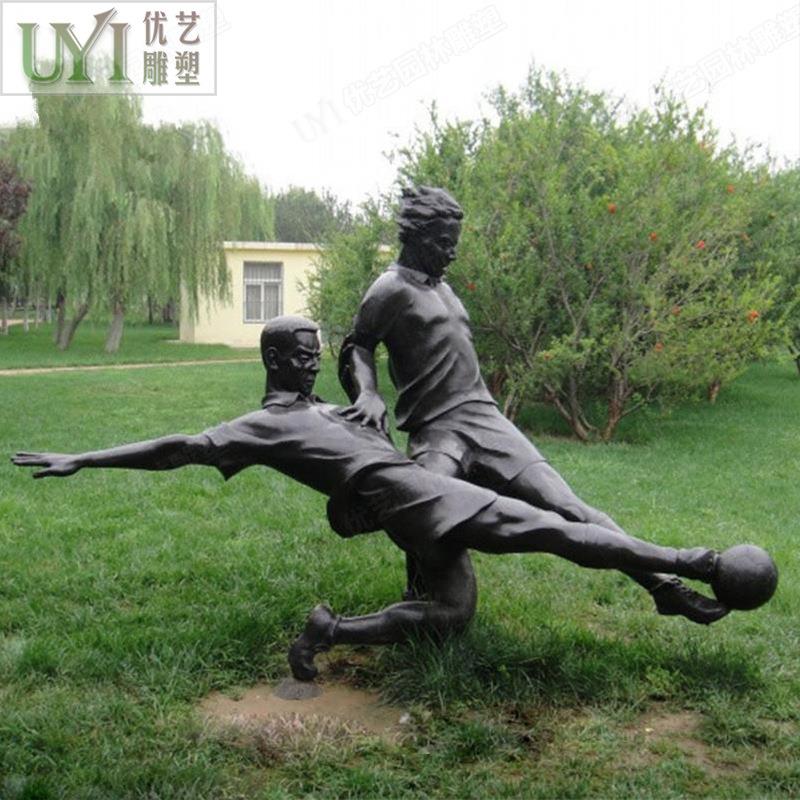 户外公园草地踢足球运动员雕塑纯铜铸造运动人物景观小品摆件