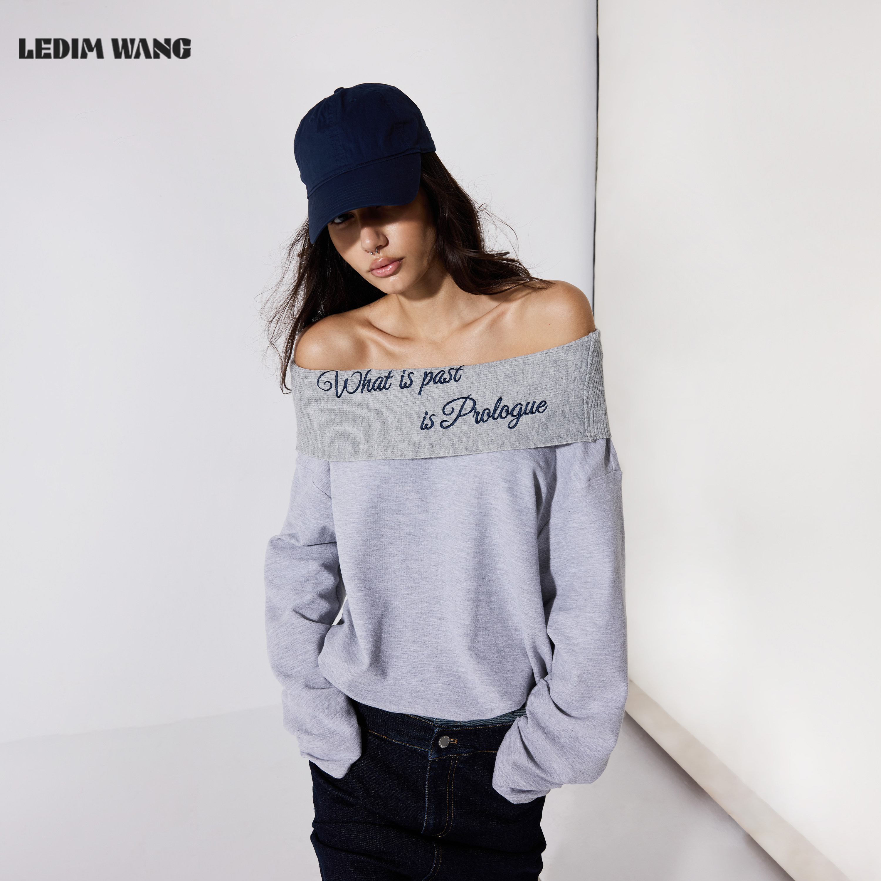 LEDIM WANG慵懒风一字肩长袖T恤女灰色捏褶宽松上衣2026秋季新款