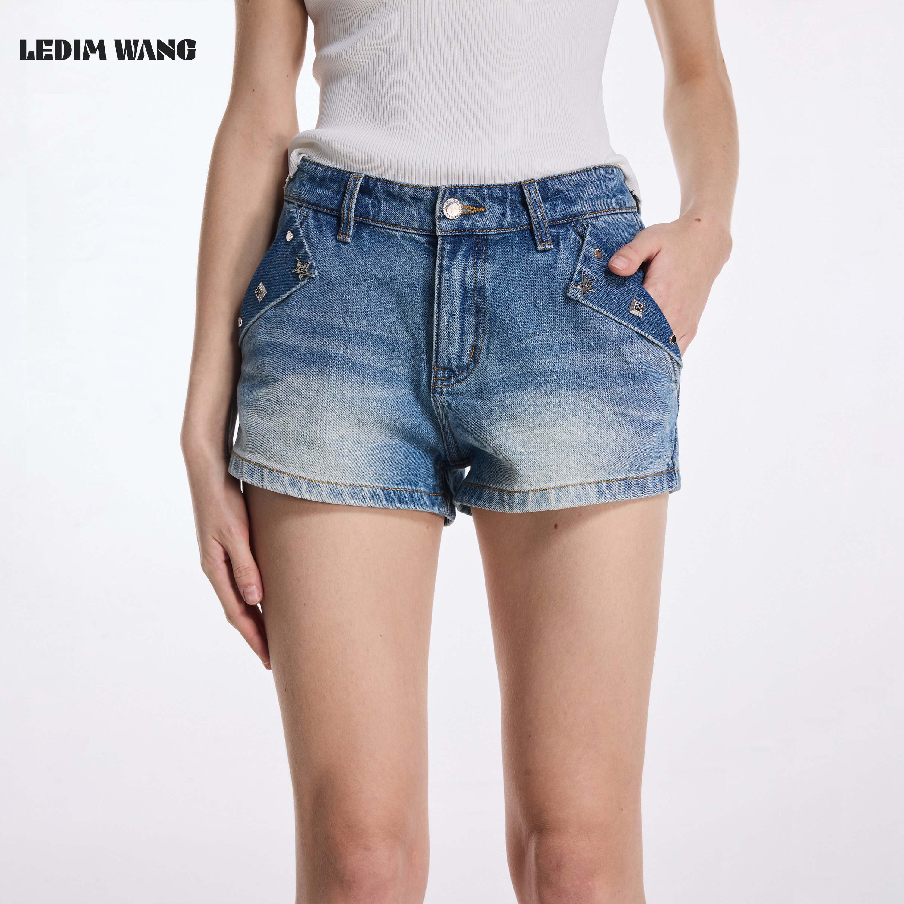 LEDIM WANG异形撞钉洗水牛仔裤女2026春夏新款牛仔蓝纯棉A摆短裤