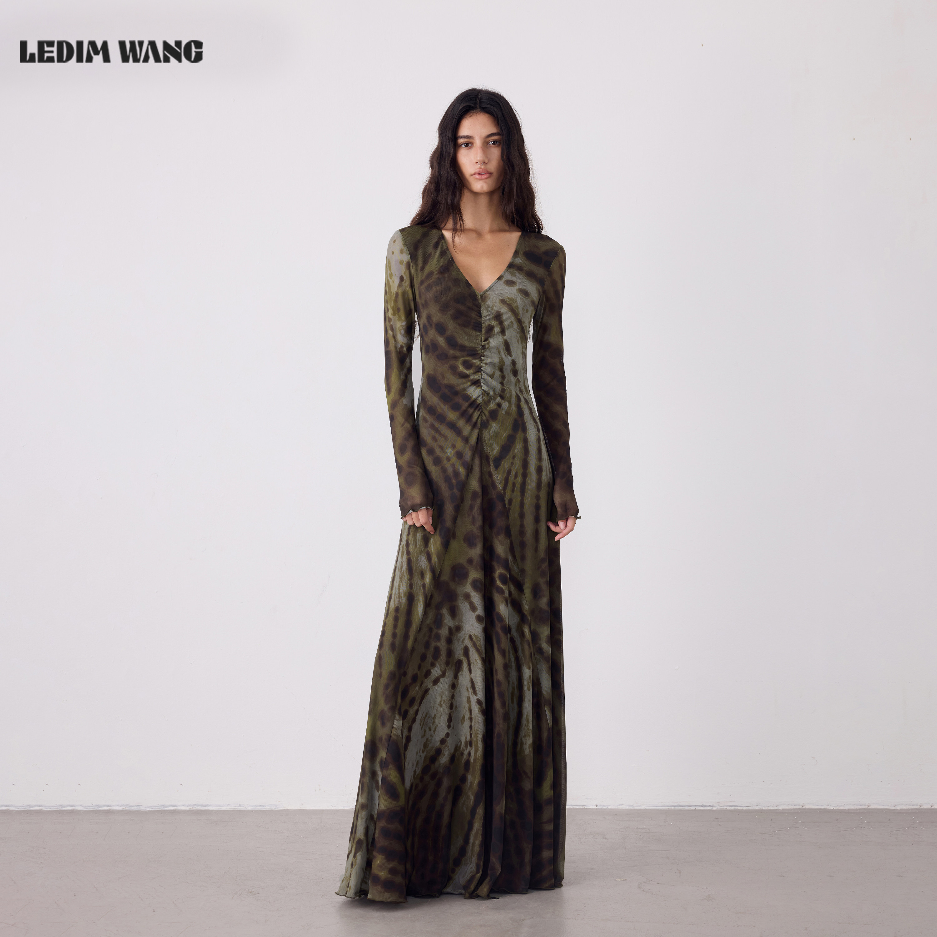 LEDIM WANG玳瑁色V领连衣裙女修身收腰显瘦大摆裙长裙2026夏新款