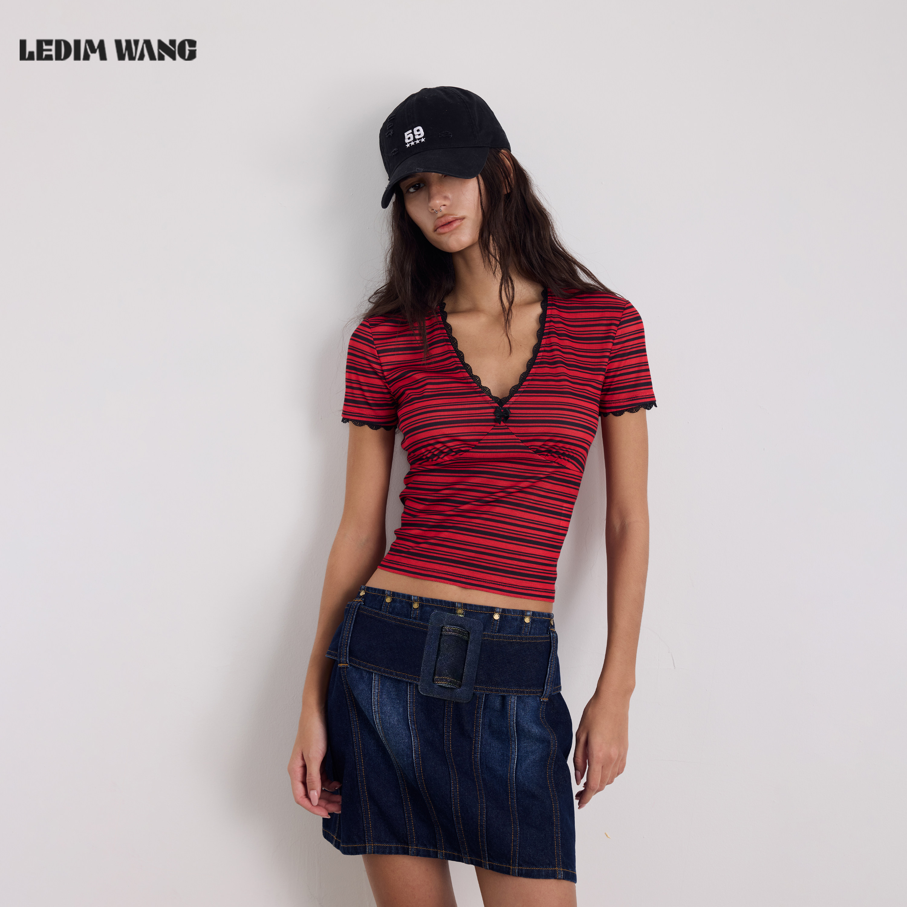 LEDIM WANG蕾丝花边V领红条纹T恤女短袖薄款修身短款上衣26夏新款