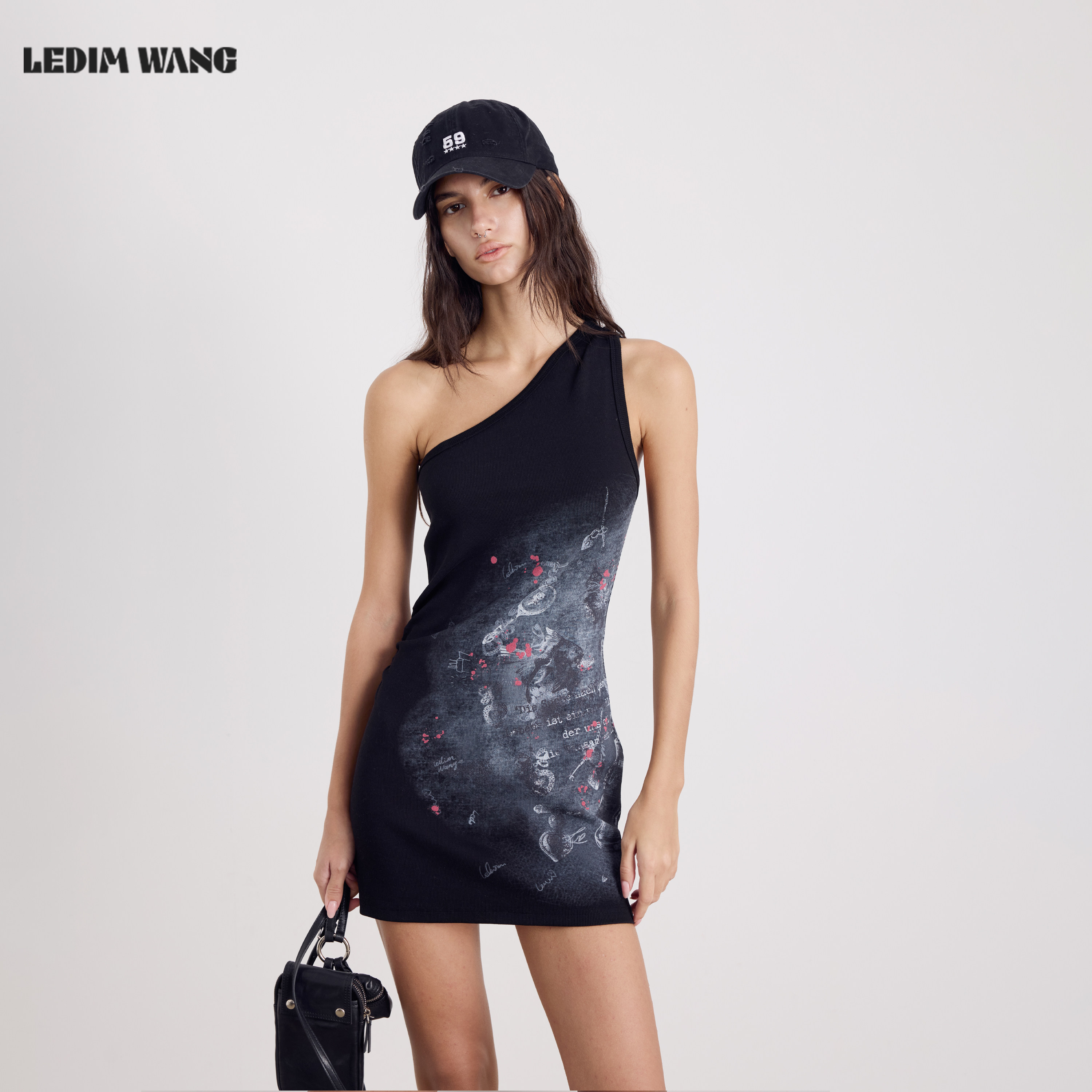 LEDIM WANG复古印花斜肩小黑裙连衣裙女修身显瘦短裙2026夏季新款