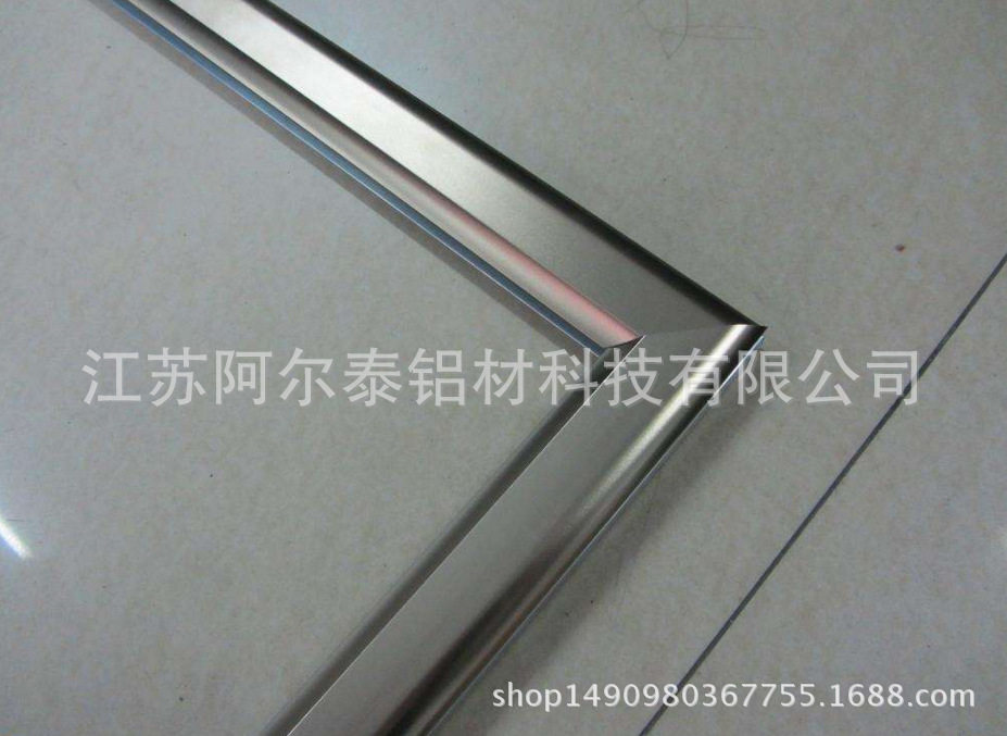 挤压生产各种大小规格展板边框铝型材