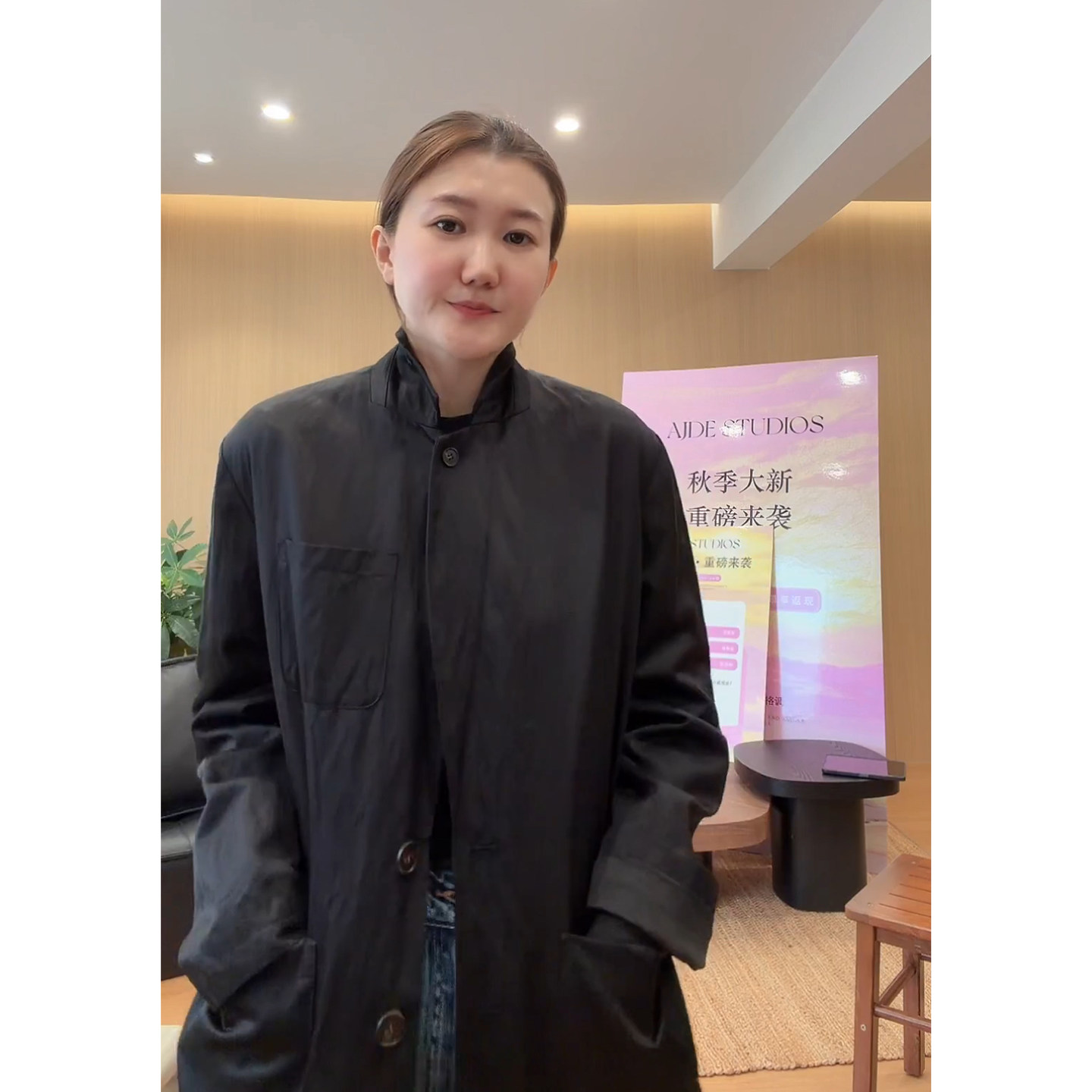 “轮廓”金属丝幻彩皱经典黑西服图片