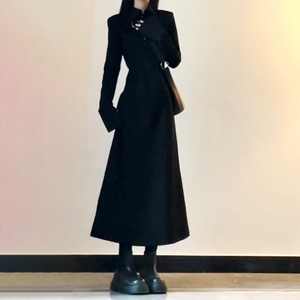 速发赫本风黑质长袖连衣裙子早2024新款茶歇法式气色感级高长裙