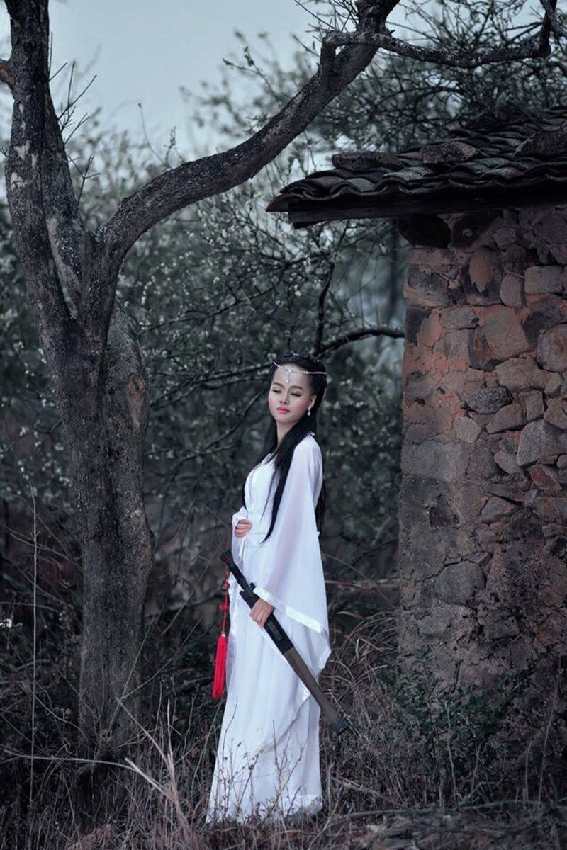 速发古红服装方白色小龙汉服侠服唐装仙装舞蹈影楼东装不败