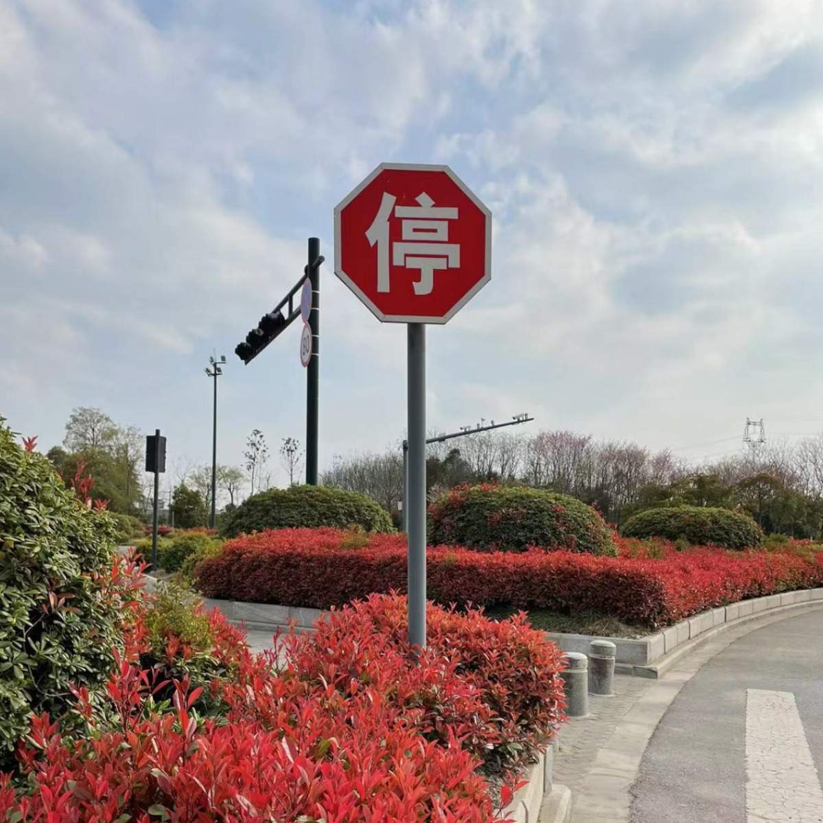 道路指示牌L型立杆安全标志杆单悬臂F杆交通工作标志牌杆制作