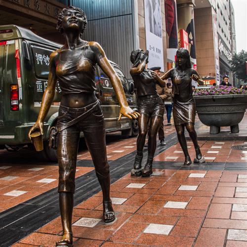 户外现代人物铸铜小孩雕塑定制黄铜青铜仿铜广场景观滑板体育运动