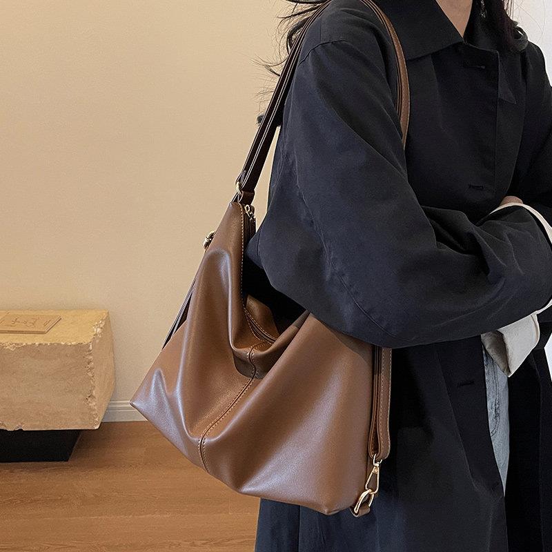 大容量通勤软皮多用双肩背包包女2025新款时尚单肩包休闲百搭托特