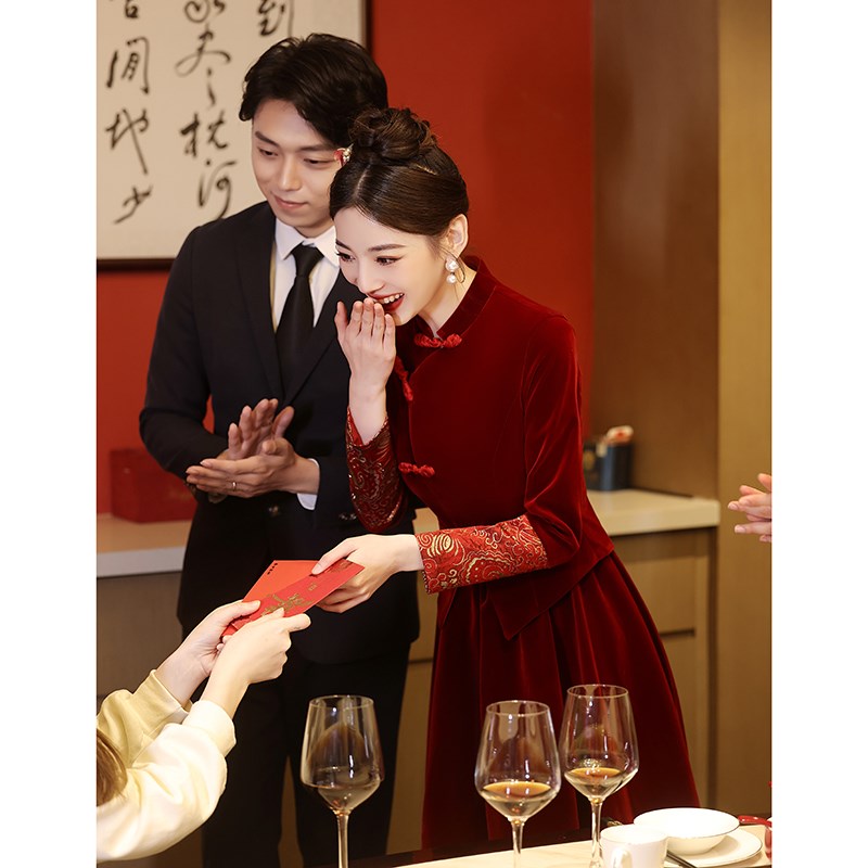 好货新中式敬酒服女衣服订婚服酒红色丝绒套装旗袍新娘刺绣出阁宴