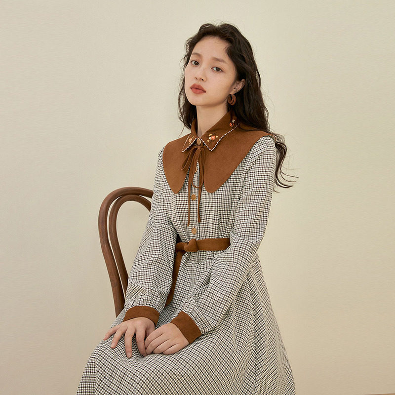 茵曼蝴蝶结2021冬新款绣花翻领收腰格纹复古长袖连衣裙