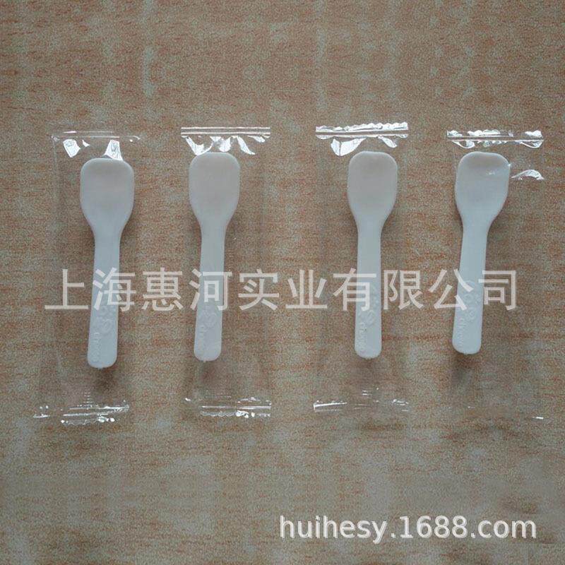 现货供应小勺包装机,塑料小勺包装机,奶粉勺子.枕式包装机