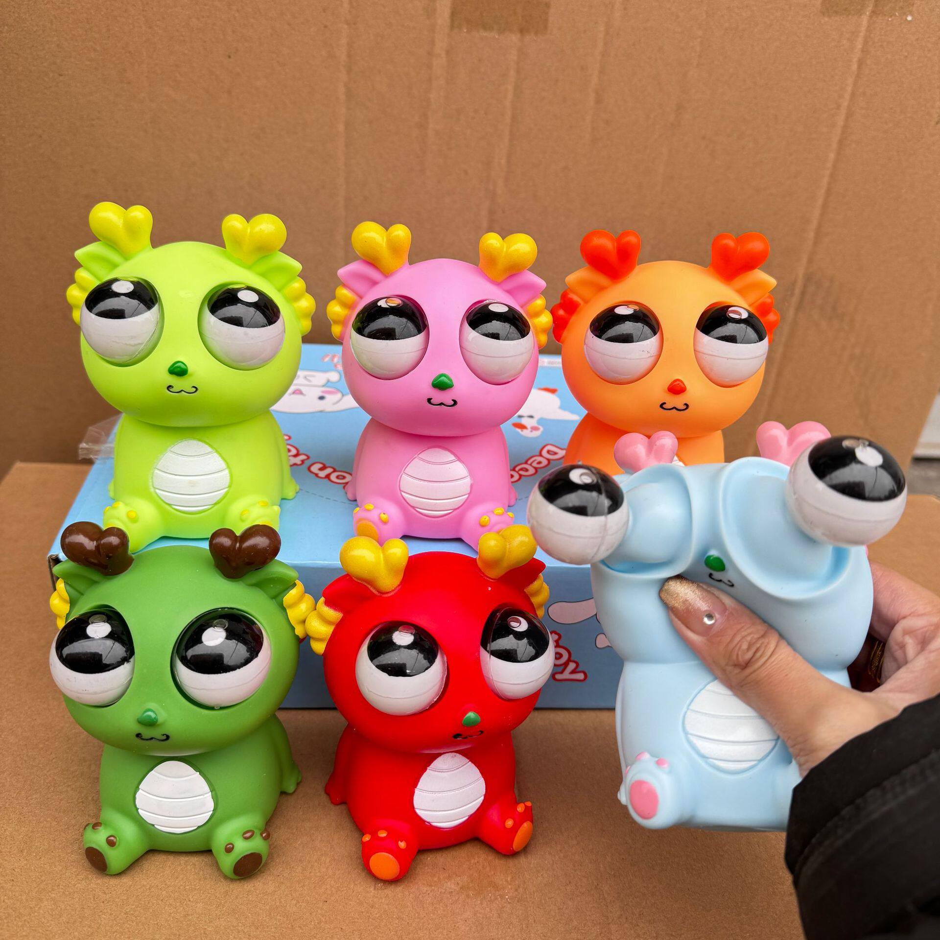 新品可爱爆眼龙抖音爆款恐龙龙年解压玩具捏捏乐挤压瞪眼搞怪发泄